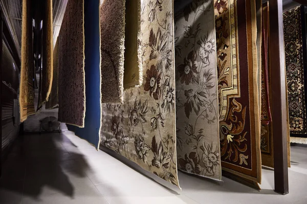 Farklı halılar asılıydı. Profesyonel halı temizleme ve kurutma.