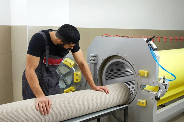 Hombre operando máquina de secado para la limpieza de alfombras. Servicio profesional de limpieza de alfombras —  Fotos de Stock