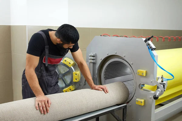 Halı temizleme için kurutma makinesi kullanan bir adam. Profesyonel halı temizleme servisi.