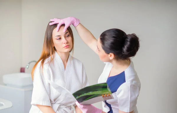 젊고 아름다운 여성이 미용실에 와서 노화 방지 치료법에 대해 미용사와 상담 합니다. — 스톡 사진