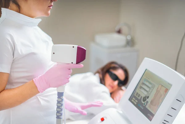 Kobieta w profesjonalnej klinice kosmetycznej podczas laserowej depilacji. Leczenie depilacyjne. Koncepcja gładkiej skóry — Zdjęcie stockowe