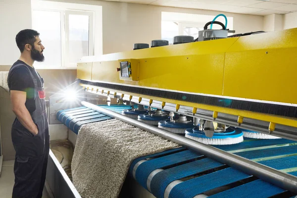Mężczyzna działa dywan automatyczna pralka w profesjonalnej usługi pralniczej — Zdjęcie stockowe