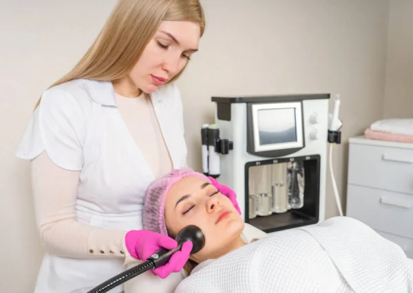 Jonge vrouw die behandeld wordt in een kosmetologische kliniek. Cosmetologie huidverzorging. Esthetische gezichtsbehandeling Concept. — Stockfoto