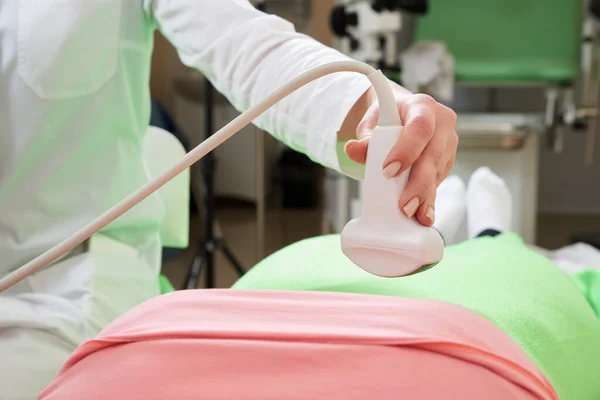 Kvinnlig gynekolog läkare som arbetar ultraljud scanner — Stockfoto