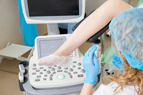 Beskuren bild av gynekolog och patient som gör ultraljudsundersökning — Stockfoto