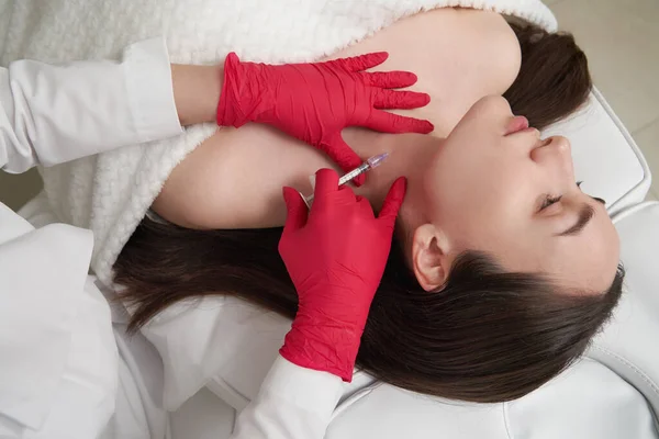 Cosmetólogo hace prp terapia en el cuello de una mujer hermosa en un salón de belleza. Concepto de cosmetología — Foto de Stock