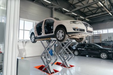 Araba oto tamirhanesinde hidrolik asansörde. Otomatik sevme kavramı