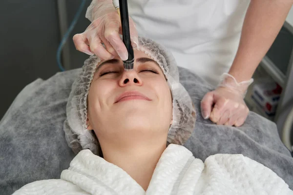 Mulher recebendo tratamento de descascamento de microdermoabrasão facial Hydro na clínica de beleza cosmética Spa. Aspirador de Hidra — Fotografia de Stock