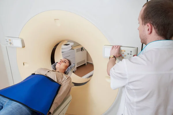 Пациентка, проходящая МРТ - магнитно-резонансную томографию в больнице. Медицинское оборудование и здравоохранение — стоковое фото