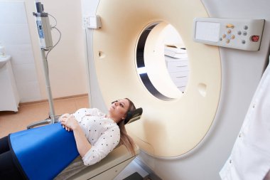 MRI çekilen kadın hasta - Hastanede manyetik rezonans görüntüsü. Tıbbi Malzeme ve Sağlık Hizmetleri kavramı