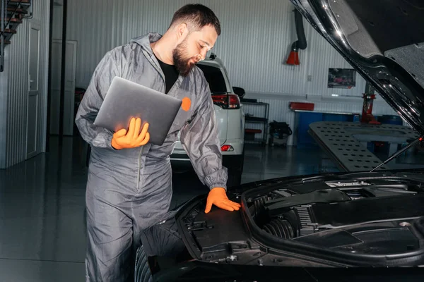 Automechaniker arbeiten mit einem Laptop in Auto Repair Service Überprüfung Auto Motor — Stockfoto