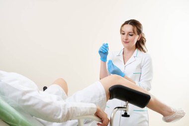 Jinekolog cinsel yolla bulaşan hastalık testi için vajinal bez kullanıyor.