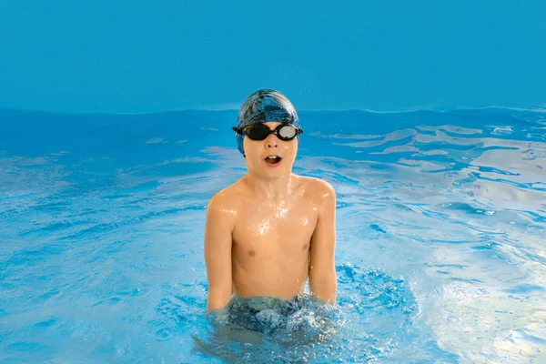 Garçon nager dans la piscine intérieure s'amuser pendant le cours de natation — Photo