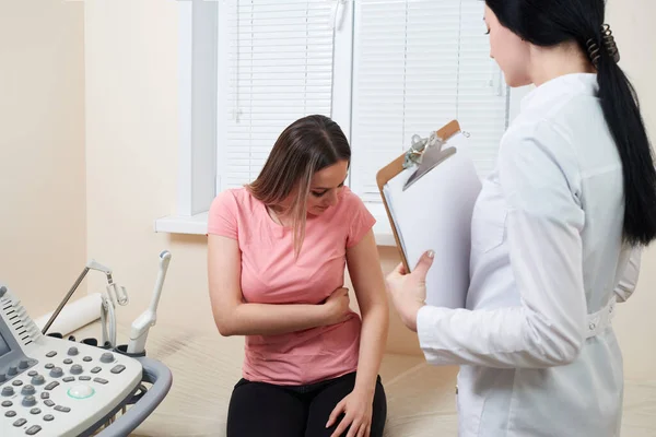 Patient montrant une partie douloureuse du corps. Gynécologue va échographie dans la clinique moderne — Photo