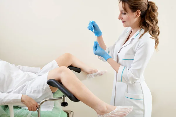 Gynekolog med vaginal svabb för STD-test — Stockfoto