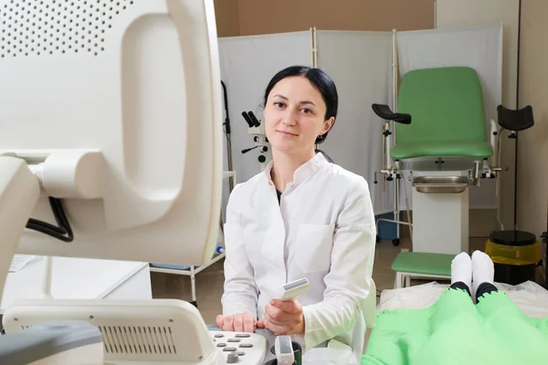 Gynäkologe macht Ultraschalluntersuchung in moderner Klinik — Stockfoto