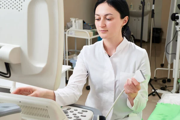 Gynecologist doing ultrasound scan in modern clinic — Stock Photo, Image