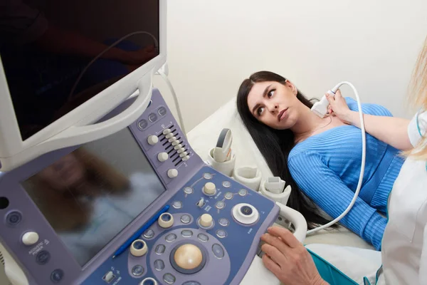 Arzt untersucht weiblichen Hals mit Ultraschallgerät — Stockfoto