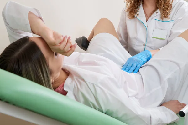 Gynäkologe untersucht Patientin auf gynäkologischem Stuhl — Stockfoto