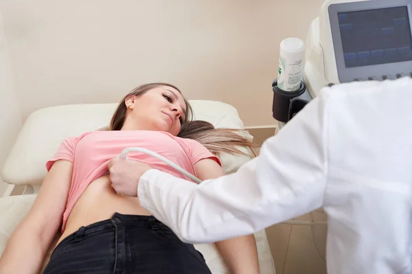 Gynekolog gör ultraljudsundersökning på modern klinik — Stockfoto