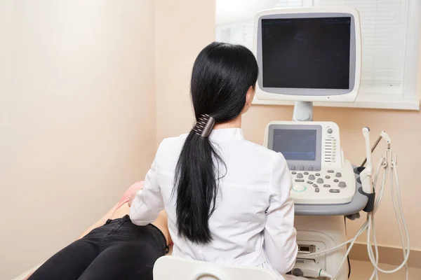 Gynäkologe macht Ultraschalluntersuchung in moderner Klinik — Stockfoto