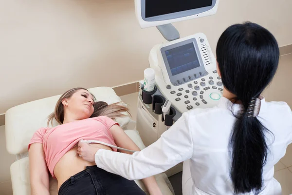 Gynekolog gör ultraljudsundersökning på modern klinik — Stockfoto