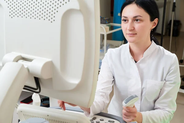 Gynäkologe macht Ultraschalluntersuchung in moderner Klinik — Stockfoto