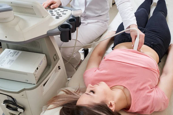 Gynekolog gör ultraljudsundersökning på modern klinik — Stockfoto