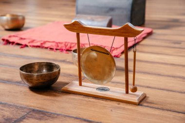Yoga dersinde yerde Tibet şarkı kaseleri, ses terapisi konsepti