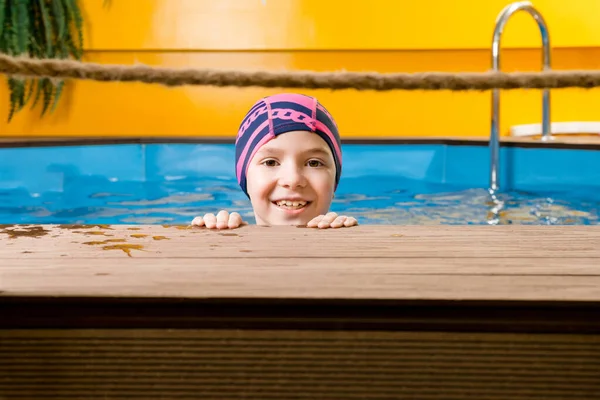 Portret dziewczynki w krytym basenie — Zdjęcie stockowe