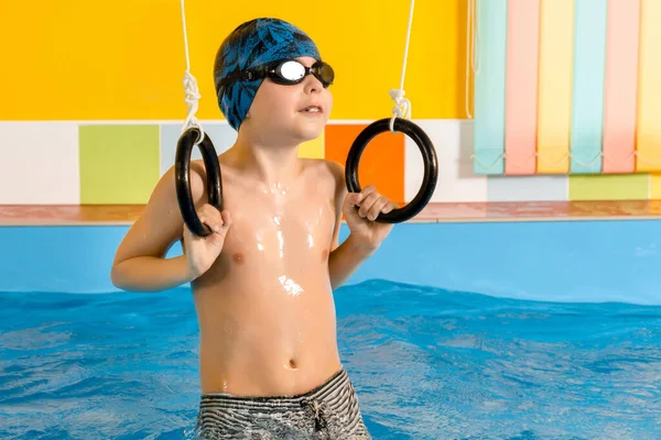 Dziecko w basenie z pierścieniami sportowymi — Zdjęcie stockowe