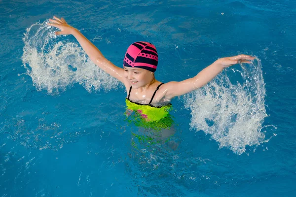 Retrato de una niña en piscina cubierta —  Fotos de Stock