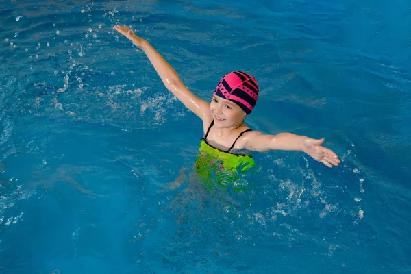 Retrato de una niña en piscina cubierta —  Fotos de Stock