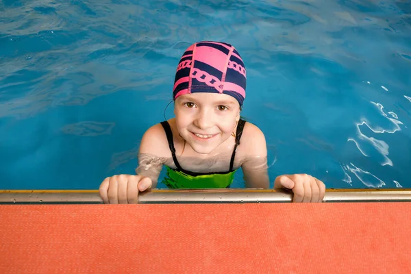Portret dziewczynki w krytym basenie — Zdjęcie stockowe