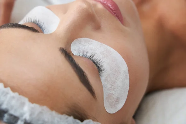 Cílios de laminação e pintura, rosto close-up. Procedimentos de beleza na clínica de cosmetologia — Fotografia de Stock