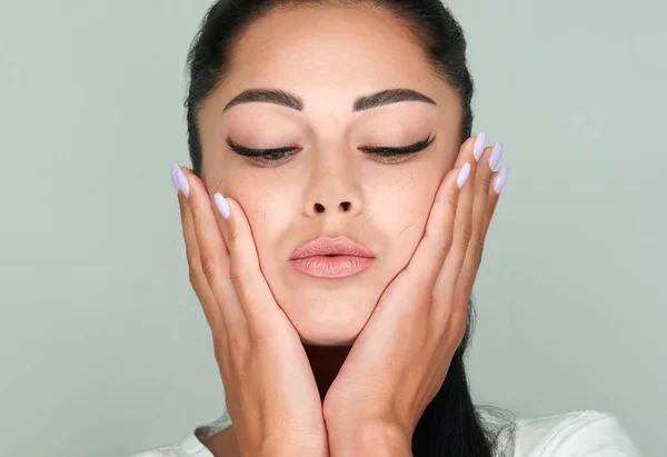 Femme avec un problème artificiel de perte de cils. cils tombés sur tout le visage — Photo