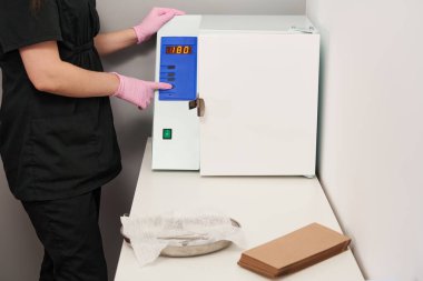 Enstrüman ve aletlerin sterilize edilmesi. Sterilizasyon prosedürü. Buhar otoklavisi.