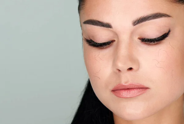 Jeune femme avec un problème artificiel de perte de cils. Des cils tombés sur tout le visage. Nécessite une correction des cils — Photo