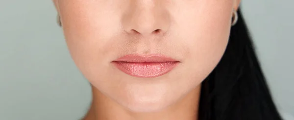 Lábios bonitos Close-up. Maquiagem. Batom de lábio fosco. Lábios sexy. Parte da cara, jovem de perto — Fotografia de Stock