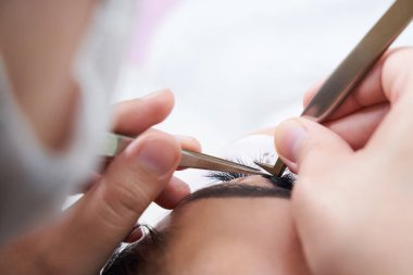 Güzellik salonunda cımbızla kirpik uzatma prosedürü