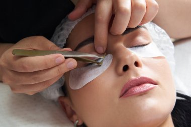 Kirpik uzatma prosedürü. Uzun kirpikli kadın gözü