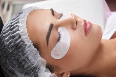 Kirpik uzatma prosedürü. Uzun kirpikli kadın gözü