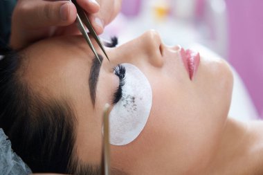 Güzellik salonunda cımbızla kirpik uzatma prosedürü