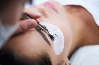 Güzellik salonunda cımbızla kirpik uzatma prosedürü