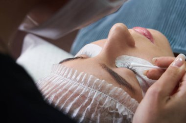 Kirpik uzatma prosedürü. Uzun kirpikli kadın gözü