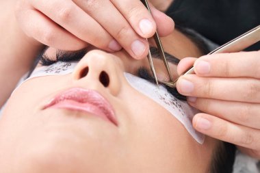 Kirpik uzatma prosedürü. Uzun kirpikli kadın gözü