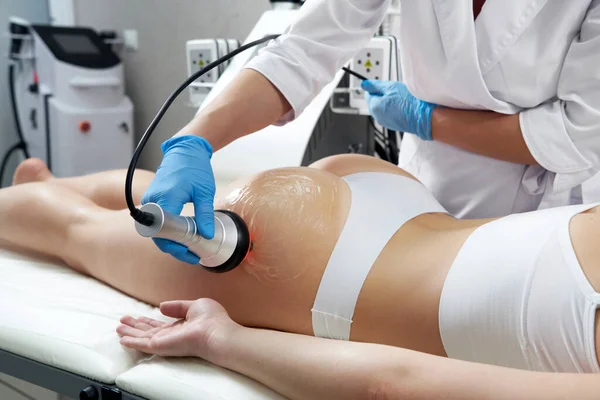 Ultrassom cavitação corpo contorno tratamento. Mulher recebendo terapia anti-celulite e anti-gordura no salão de beleza — Fotografia de Stock