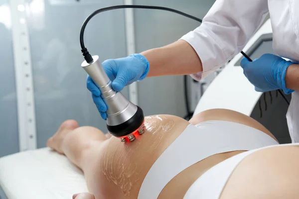 USG kawitacji ciała leczenie konturowe. Kobieta otrzymuje antycellulitową i antytłuszczową terapię w salonie piękności — Zdjęcie stockowe