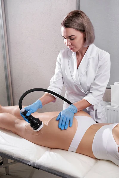 Tratamiento de contorno corporal de cavitación por ultrasonido. Mujer recibiendo terapia anti-celulitis y anti-grasa en el salón de belleza — Foto de Stock