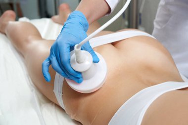 Donanım kozmetolojisi. Vücut bakımı. Spa tedavisi. Ultrason boşluğu, vücudun şekillendirilmesi tedavisi